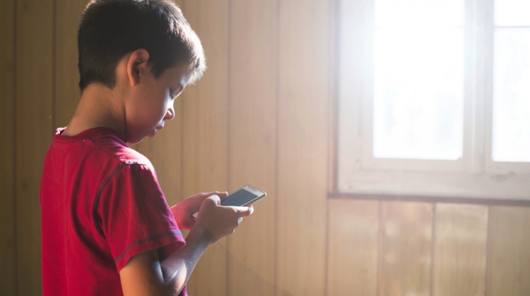 PL que proíbe celular em escolas é aprovado em comissão na Câmara