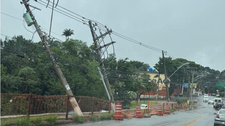 Postes Suspensos na Av. São Camilo e Estrutura do Muro em Risco